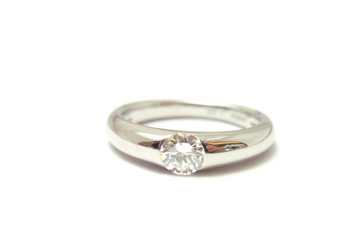 立爪デザインのダイヤモンドリングを、甲丸アームに埋め込んだデザインヘリフォーム - ジュエリーリフォーム事例｜ダイヤの指輪などのリフォームなら