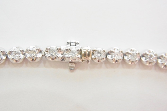 ダイヤモンドテニスブレスレットの留め金具が曲がってしまった修理 - ジュエリーリペア事例｜ダイヤの指輪などのリフォームならジュエリー服部